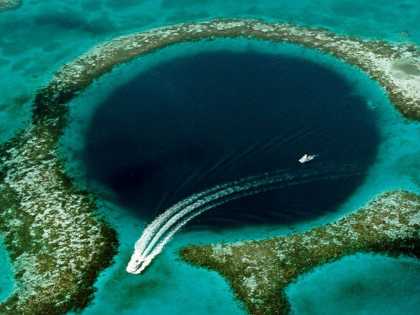 Les Plongeurs Atteignent Le Fond Du Grand Trou Bleu Pour La Première Fois!